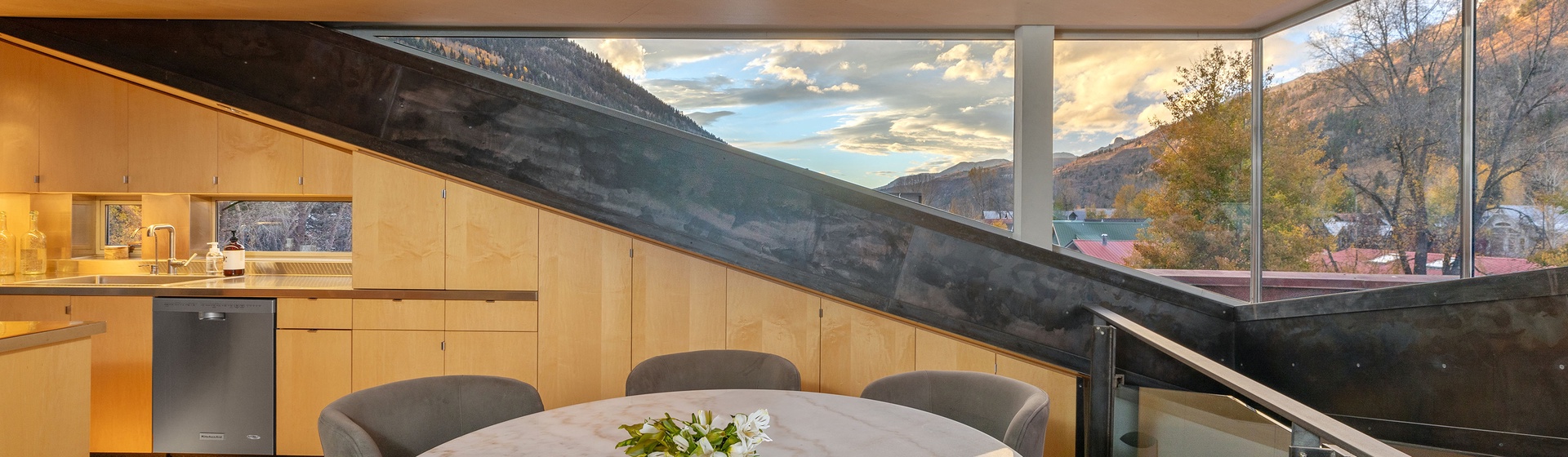 3.02-spritz-house-telluride-penthouse-dining-room-