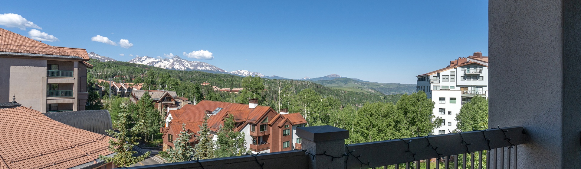 2.3-centrum-penthouse-mountain-village-living-deck2