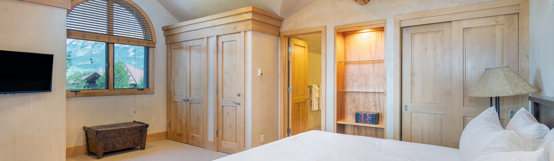 6-centrum-penthouse-mountain-village-primary-suite1