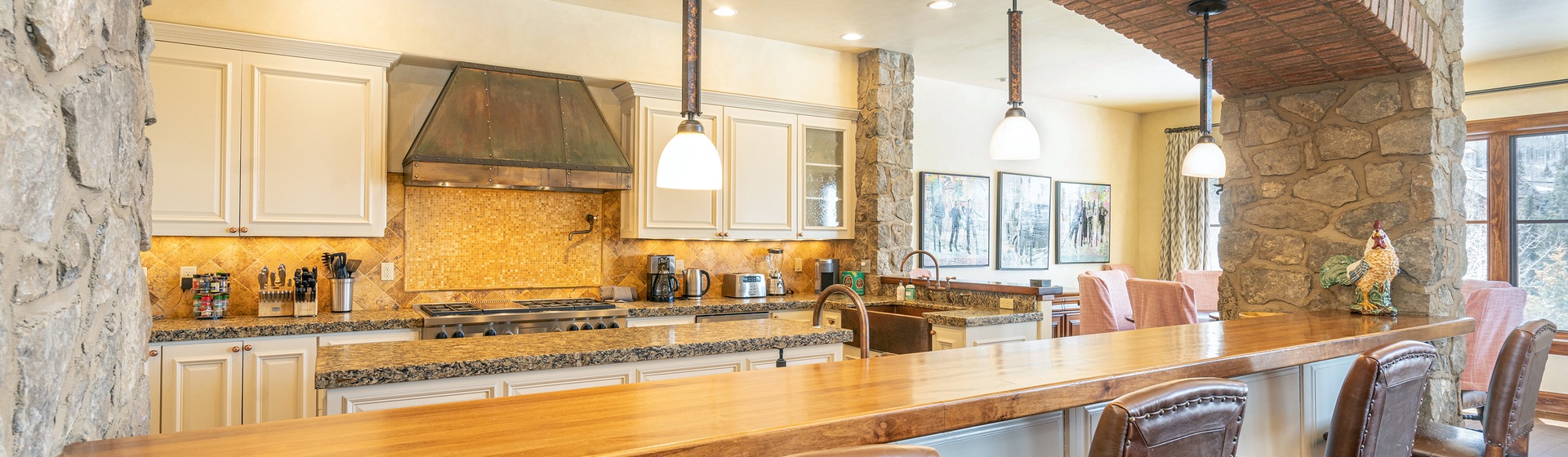 3.3-castellina-b-mountain-village-kitchen-bar