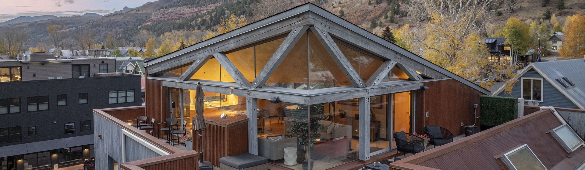 1.0-spritz-house-telluride-penthouse-deck-and-living-area