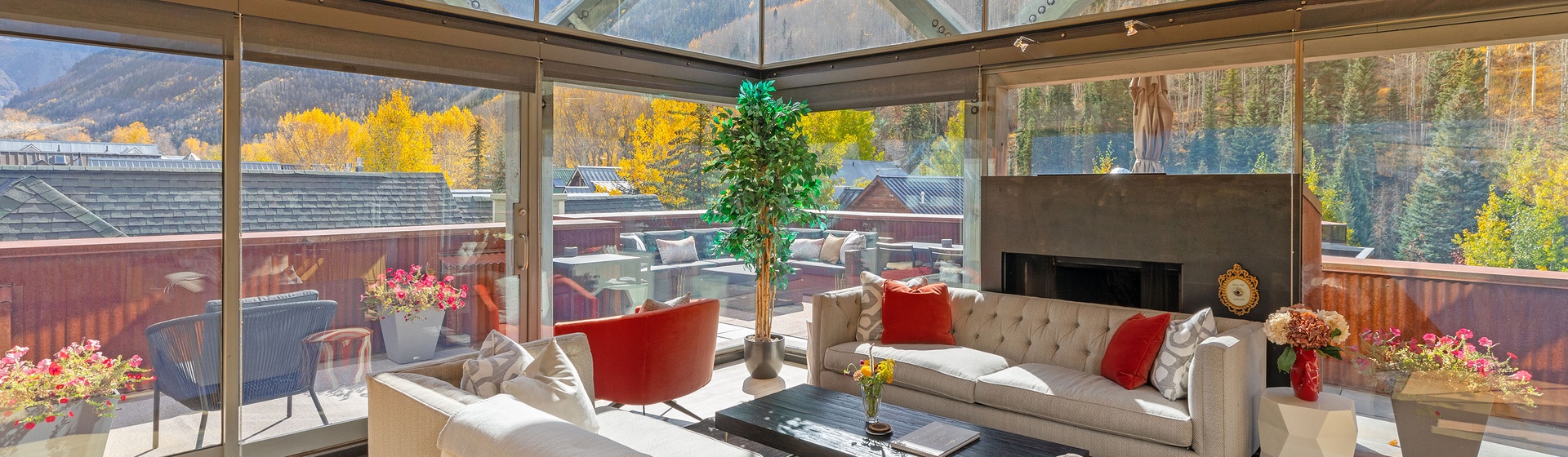 2.03-spritz-house-telluride-penthouse-living-area-