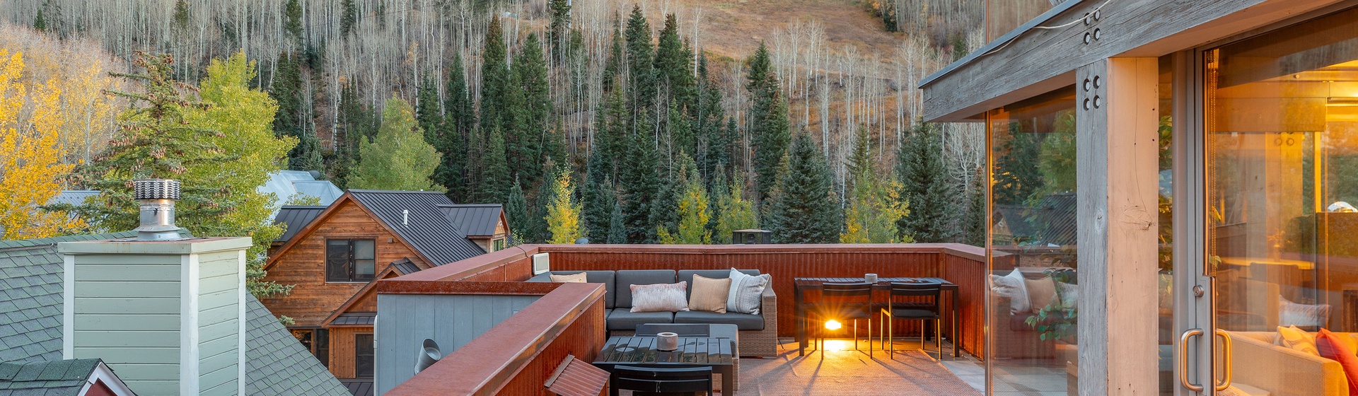 2.06-spritz-house-telluride-penthouse-deck-with-ski-area-view-twilight