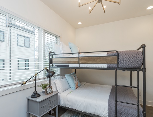 Bedroom 2 - 1 Bunk Queen Bed ( Sleeps 4 )